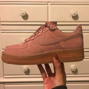 WOMEN’S AIR FORCE 1’S ‘07 SE